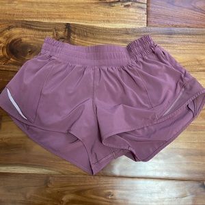 So Merlot lululemon hotty hots low waisted 2.5” size 6